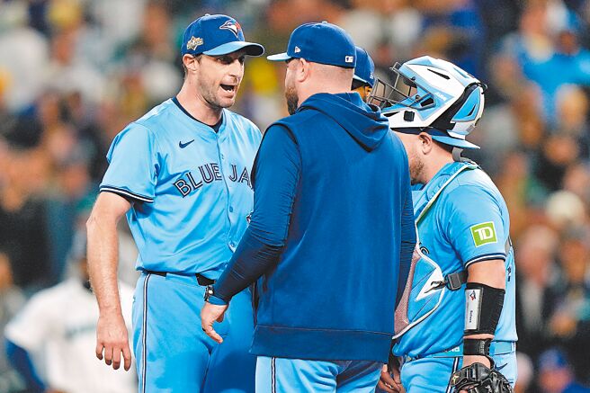 蓝鸟赛扬奖强投薛尔瑟（左）对总教练史奈德大吼，拒绝退场。（美联社）