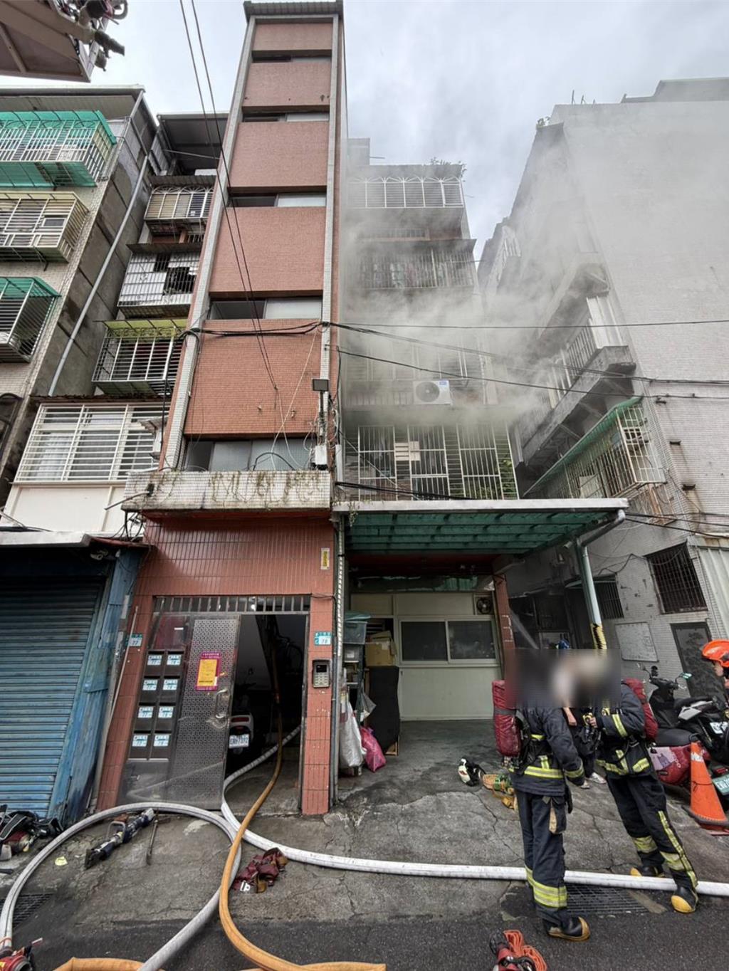 蘆洲區三民路一棟公寓19日中午發生火警，現場濃煙密布。（新北市消防局提供）