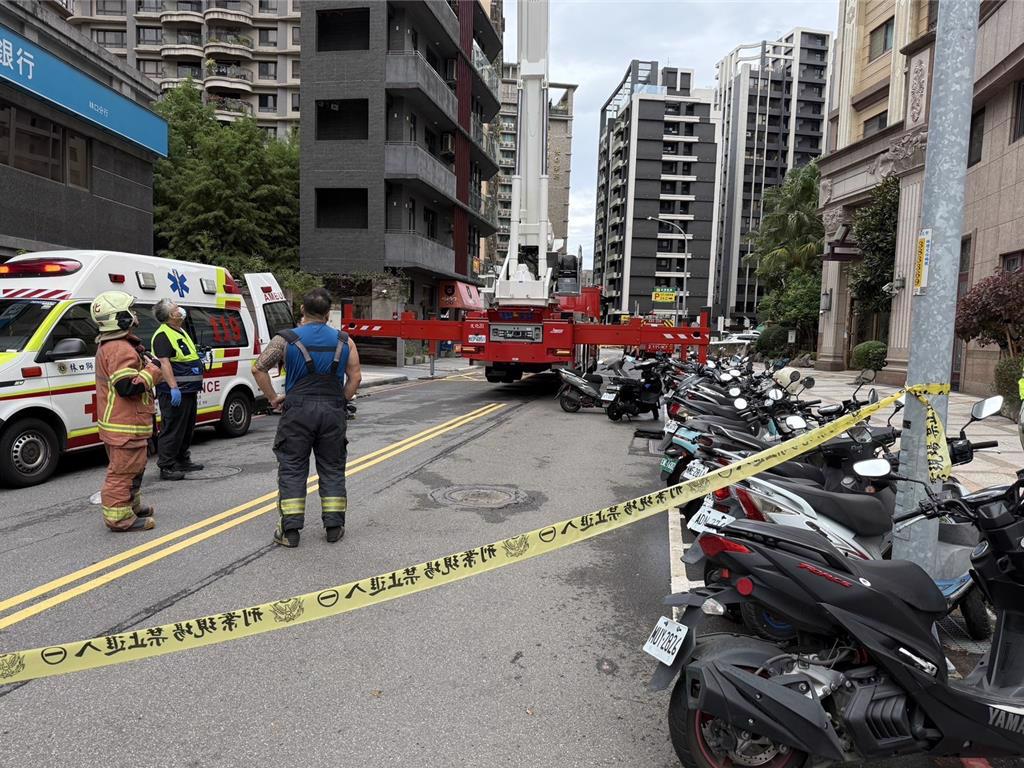 林口區文化三路一段某社區內19日中午發生一起人員墜落事故。（警方提供）