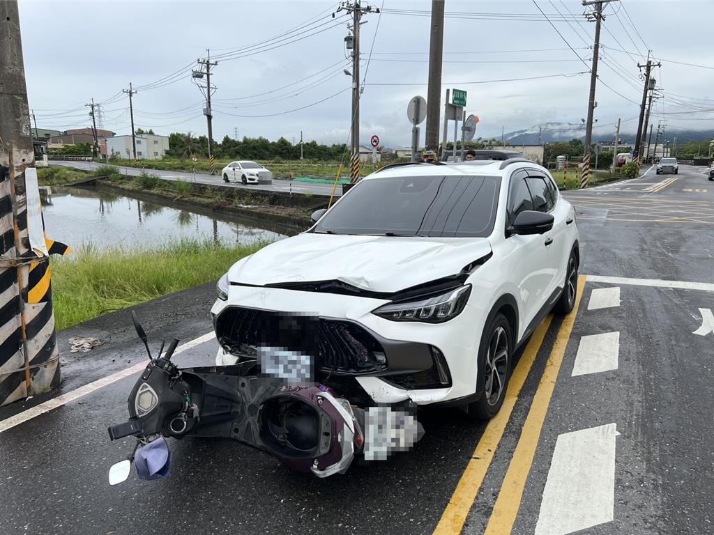 機車遭休旅車撞飛數公尺後卡在車頭保險桿，畫面怵目驚心。（民眾提供／吳佩蓉宜蘭傳真）