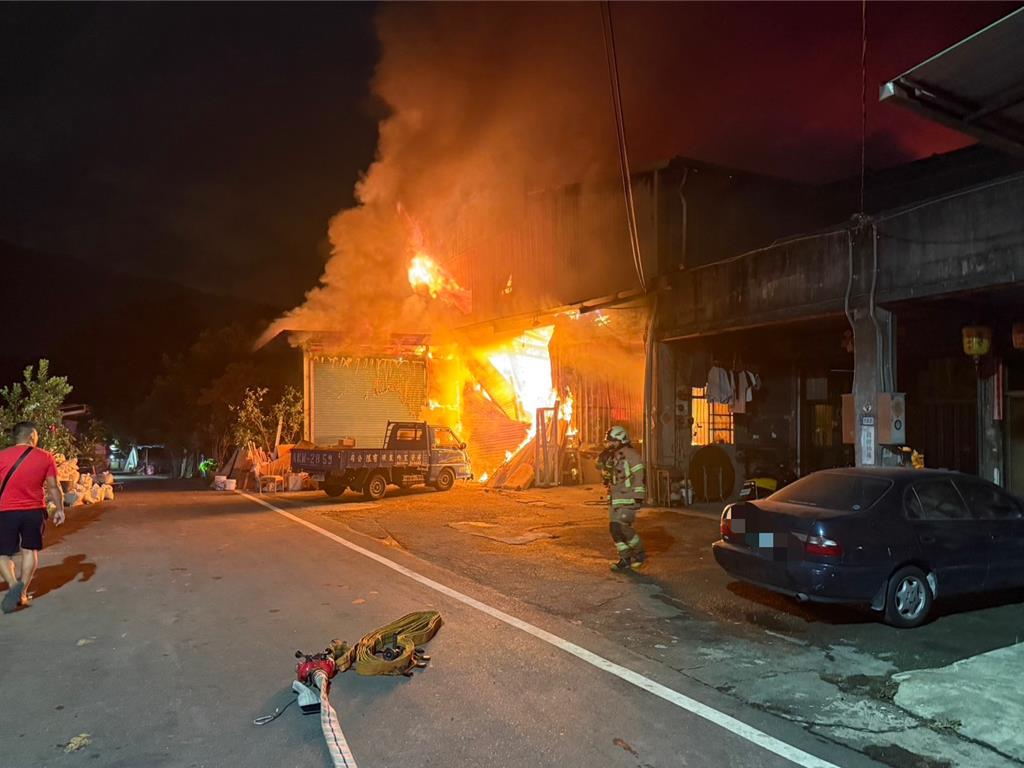 新莊壽山路一處工廠19日晚間突然冒出火煙，消防隊員到場灌救。（警方提供）