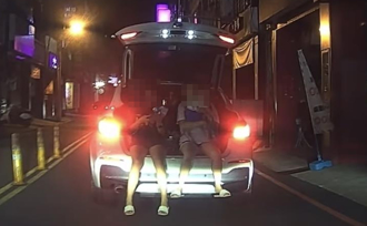 影片》羅東深夜驚見離譜畫面 車尾坐人還抱小孩自拍