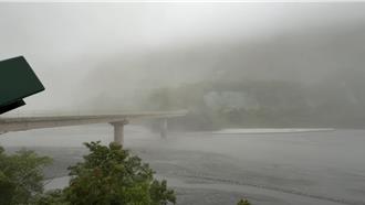 風神挾豪雨直逼！燕子口堰塞湖壩體滲漏延緩潰決 下游戒備