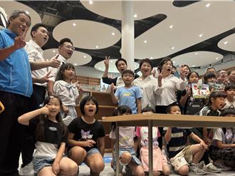 台中市立總圖書館誕生 500人接力上架新書 首推花椅鑰匙圈、咖波閱讀證