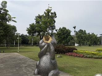 真實版龍貓撐傘！火焰木穿越鋼鐵藝術 5個月長出生命奇蹟