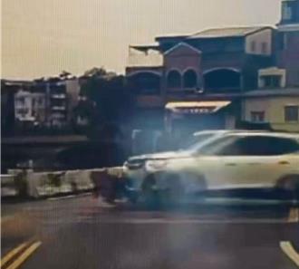 宜蘭無號誌路口釀驚險車禍！ 騎士遭猛撞噴飛數公尺「畫面曝」