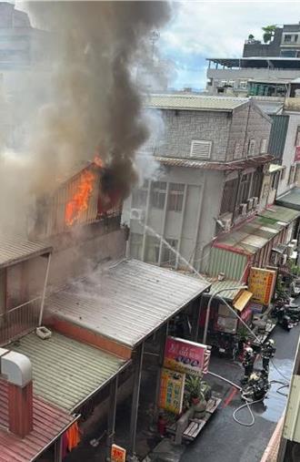 羅東民生市場旁烈焰衝天！ 頂加鐵皮陷火海