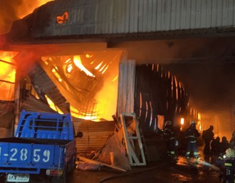 快訊》新莊木材鐵皮倉庫大火！ 濃煙竄天火勢猛烈