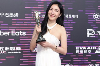 杨谨华封后不到一天糗了！上台忘谢「流氓」急惭愧掌嘴