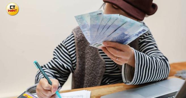 原PO与妈妈因育儿观念衝突爆发争执，母亲竟拿出25年来的育儿收据当场对帐，引发网友热议。（图／侯世骏摄）