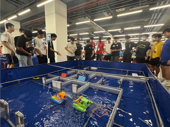 台南市政府教育局首办AI机器人全国赛，更首度安排「水中竞赛」挑战操作稳定度与临场反应。（曹婷婷摄）