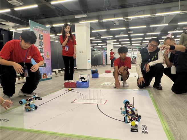 台南市长黄伟哲（右二）到场勉励学子也亲自体验各项挑战任务。（曹婷婷摄）