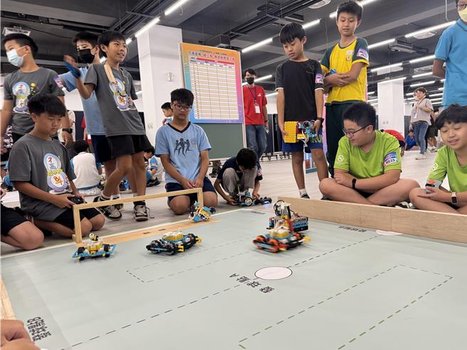 台南市政府教育局首办AI机器人全国赛，吸引6县市331支队伍、822名选手齐聚台南同场竞技。（曹婷婷摄）
