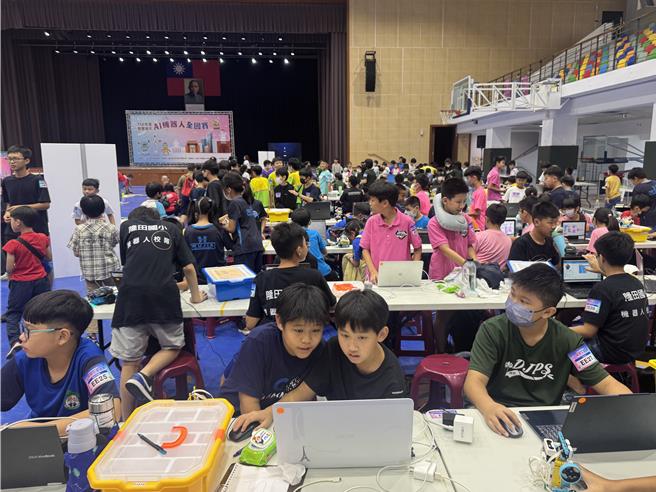 台南市政府教育局首办AI机器人全国赛，吸引6县市331支队伍、822名选手齐聚台南同场竞技。（曹婷婷摄）