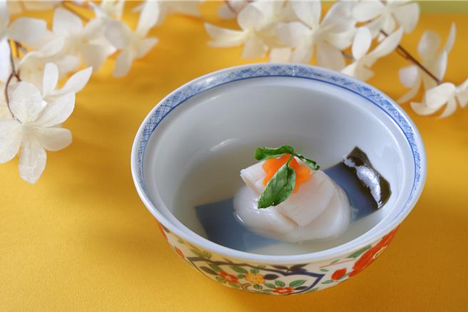 「伊达者生干贝酒蒸」以来自宫崎县的干贝佐昆布与清酒蒸煮，细致饱满、纯净鲜甜。 (台北老爷酒店提供)