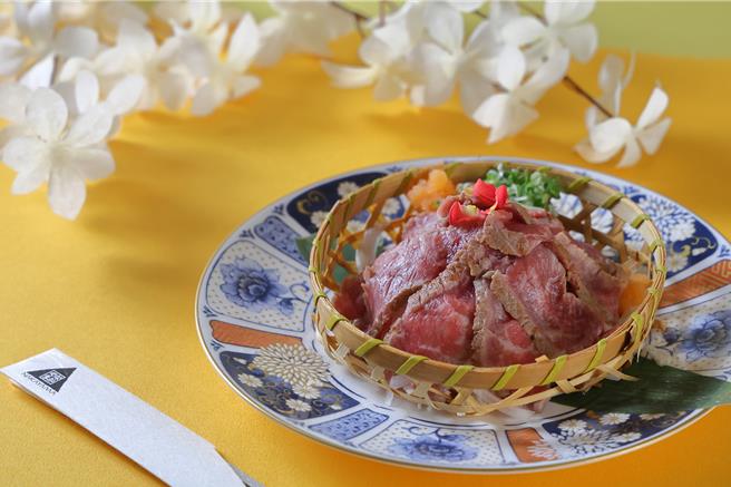 「A5和牛鞑靼烧佐洋葱丝」将A5和牛炙烧，搭配清爽洋葱丝，浓郁与清新的双重层次在味蕾中共舞。 (台北老爷酒店提供)