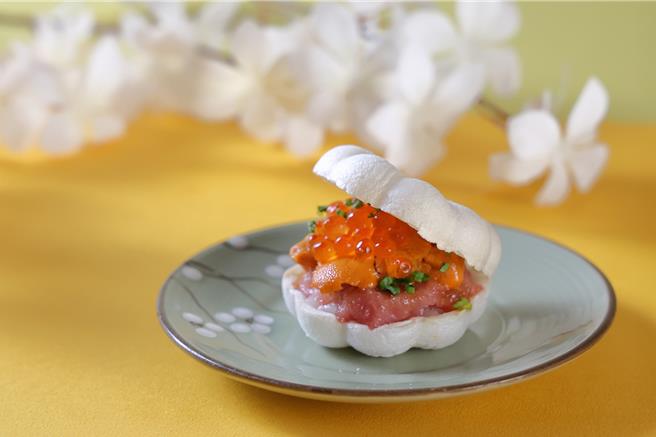 「海胆鲑鱼卵最中寿司」将北海道海胆、鲑鱼卵与油鲔放入日式最中饼壳，满满海味瞬间绽放。 (台北老爷酒店提供)