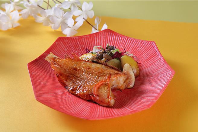 「北海道喜知次甘露烧」以甘露烧手法将鱼肉低温入味，外皮微酥，内里鲜嫩。(台北老爷酒店提供)