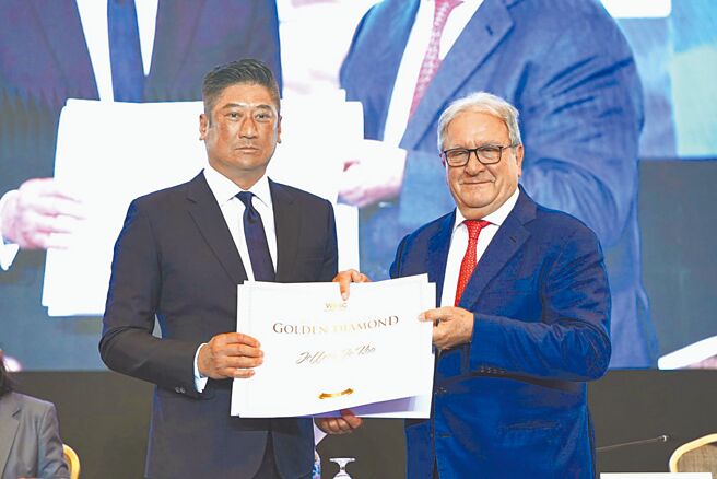 WBSC执行副会长暨亚洲棒球总会辜仲谅会长（左）18日于WBSC会员大会获颁「金钻荣誉奖章」，表彰其推动亚洲棒球运动之贡献与成就。图／亚洲棒球总会提供