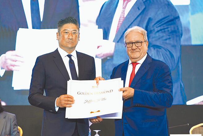 亚洲棒总会长辜仲谅（左）于WBSC会员大会获颁「金钻荣誉奖章」，表彰其推动亚洲棒球运动之贡献与成就，也成功连任WBSC执行副会长。	（亚洲棒球总会提供）