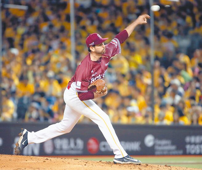 乐天桃猿左投魔神乐对中信兄弟先发7局无失分夺胜，拿下单场MVP。（范扬光摄）