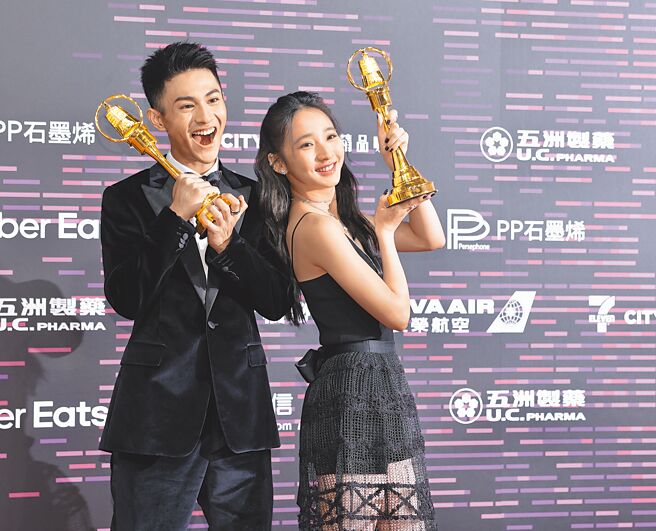 朱宥丞（左）、李沐18日喜夺迷你剧集最佳男、女配角，后台灿笑合照。（◎摄影中心：郭吉铨、杜宜谙）