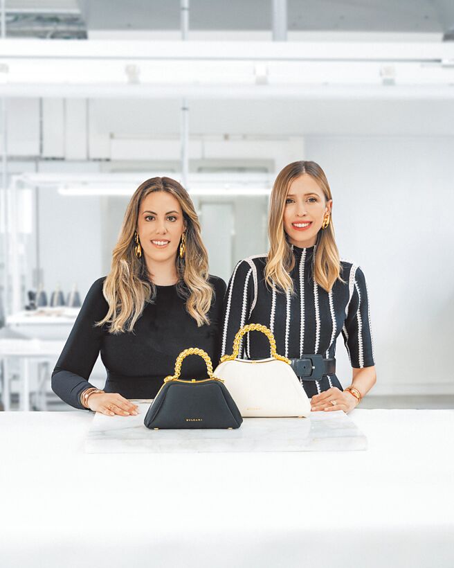 LVMH集团二太子妃Geraldine Guyot（右）与宝格丽皮件创意总监Mary Katrantzou合作设计联名包款。（BVLGARI提供）