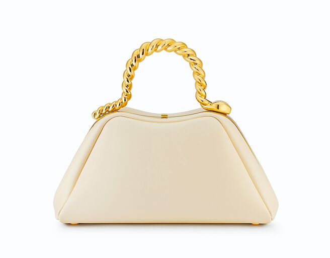 宝格丽邀LVMH集团二太子妃Geraldine Guyot合作设计Serpenti in Conversation联名包，象牙蛋白石色小牛皮款。（BVLGARI提供）