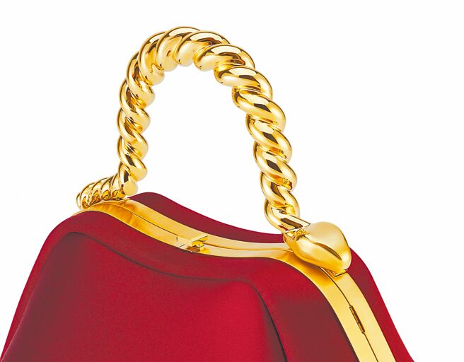 宝格丽邀LVMH集团二太子妃Geraldine Guyot合作设计Serpenti in Conversation联名包，红色缎面迷你包款。（BVLGARI提供）