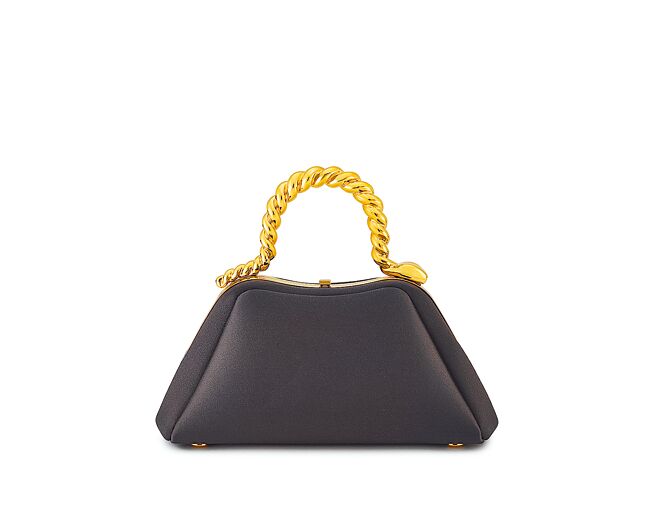 宝格丽邀LVMH集团二太子妃Geraldine Guyot合作设计Serpenti in Conversation联名包，黑色缎面迷你包款。（BVLGARI提供）