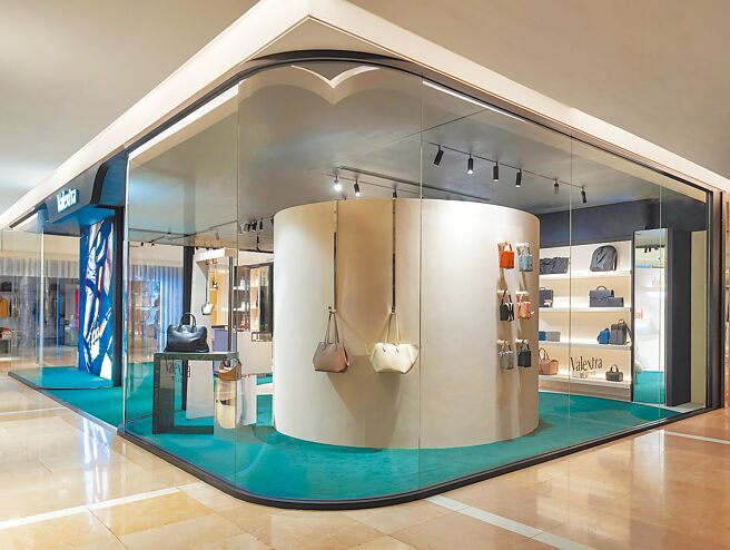 Valextra台中新光三越全新精品店以大面積透明玻璃與弧形牆體打造通透的開放感。（Valextra提供）