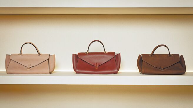 Valextra台中新光三越店展示全新2026春夏系列。（Valextra提供）