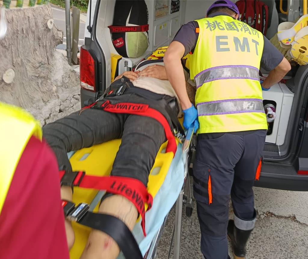 男子摔落15公尺邊坡桃市消防救援送醫。（桃市消防局提供／呂筱蟬桃園傳真）