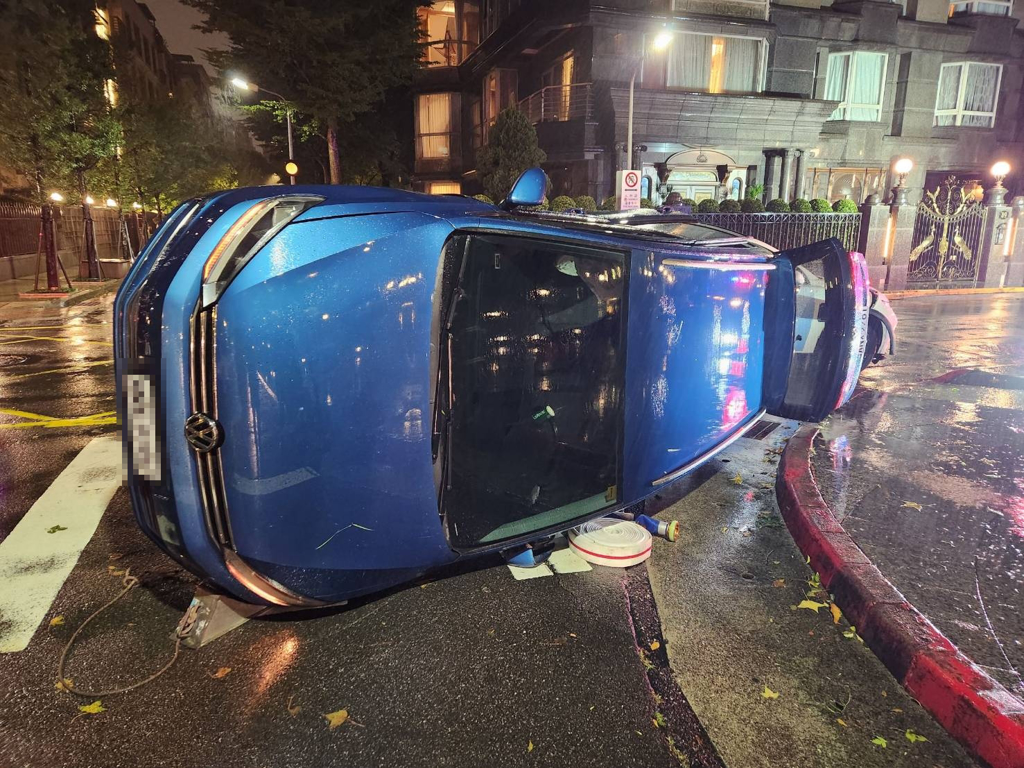 晚間8時29分，在樂群二路116巷33號前，兩部自小客車發生猛烈碰撞，其中一輛當場失控側翻覆橫躺路中。（圖／簡銘柱翻攝）