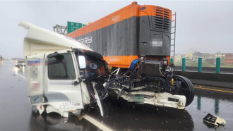 台61線貨車自撞護欄 駕駛墜橋命危送醫搶救