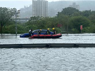 豪雨釀災二重疏洪道積水 消防緊急救出受困駕駛與乘客