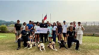 退役搜救犬「铁雄」回娘家！转职陪伴犬后捐赠30万物资