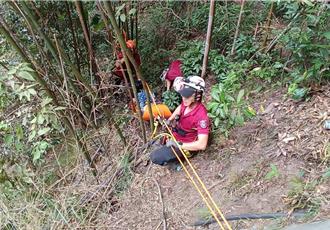 男子摔落15公尺邊坡 桃市消防救援送醫