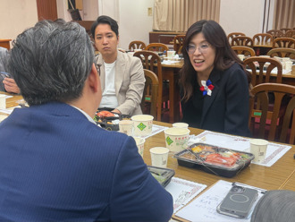 郑丽文拜会蓝党团人气高    伸手「摸头」黄健豪成话题