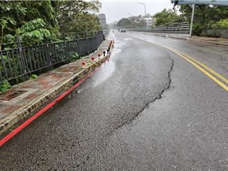 林口東林橋路面現裂縫！養工處、公所緊急勘查：暫無立即危險
