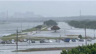 影》豪雨夾大潮！二重疏洪道大淹水 停車場積水「半個輪胎深」