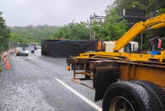 驚險！台62線砂石車翻覆　7旬夫婦一度受困