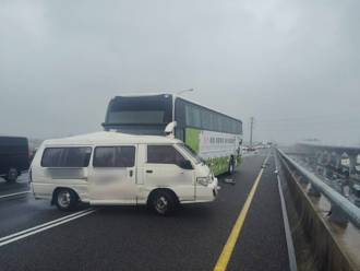 驚險！國光號遭殃　國1五楊高架3車碰撞一度回堵