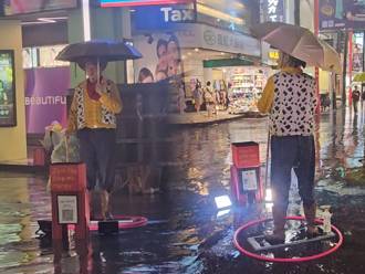 直擊》西門町暴雨中撐傘獨演！街頭藝人超敬業網不捨