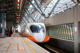 高鐵台南站驚魂！莽客衝軌道撞列車 班次大亂34分鐘害千人誤點