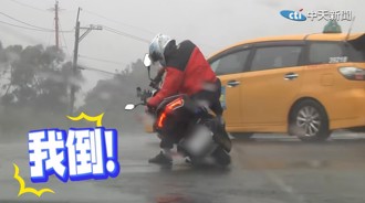 風神共伴效應驚人！文大機車整排被掃倒 上課如「極限挑戰」
