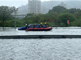 轎車受困越堤道2人1狗驚險逃命 議員籲新北檢討管制