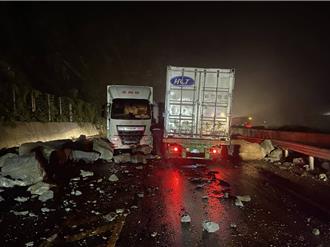 豪大雨酿台2线落石　两货车被击中幸无人伤亡