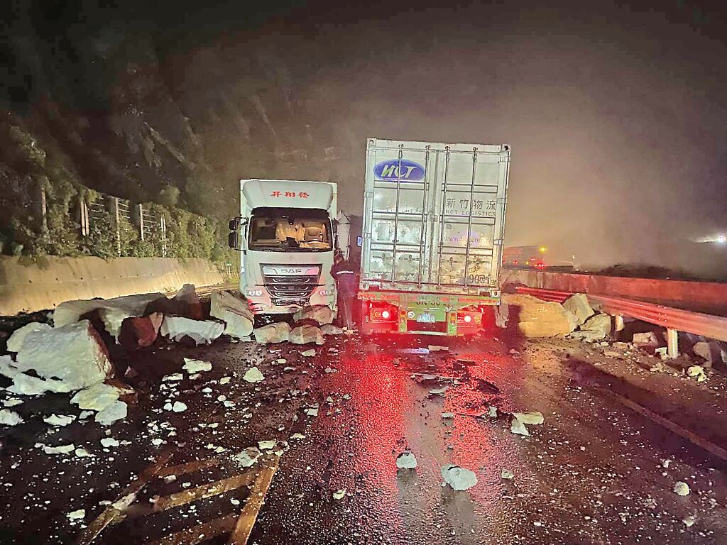 新北市瑞芳區台2線20日晚間8時許因豪雨導致路邊山壁石頭崩落，曳引車與大貨車經過時煞車不及撞上。（瑞芳警分局提供）