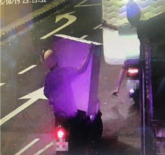 太誇張！機車疊疊樂載「床墊＋櫃子」畫面瘋傳  岡山警開罰